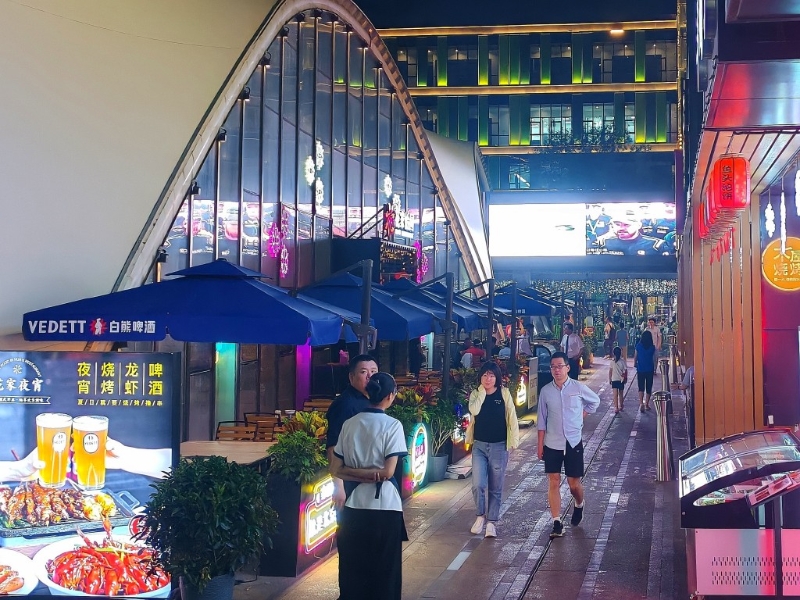 北京一些高档餐厅也推出消夜烧烤。 北京一些高档餐厅也推出消夜烧烤。