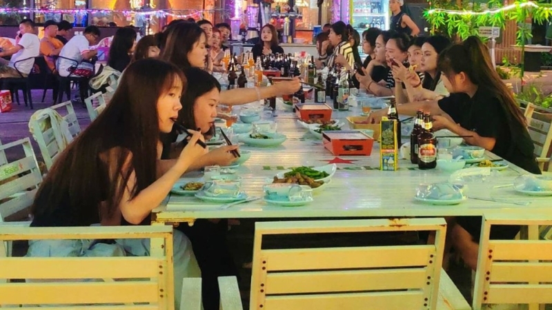 包间消费减少,北京不少餐厅在店门外摆摊开拓生意出路。 包间消费减少,北京不少餐厅在店门外摆摊开拓生意出路。