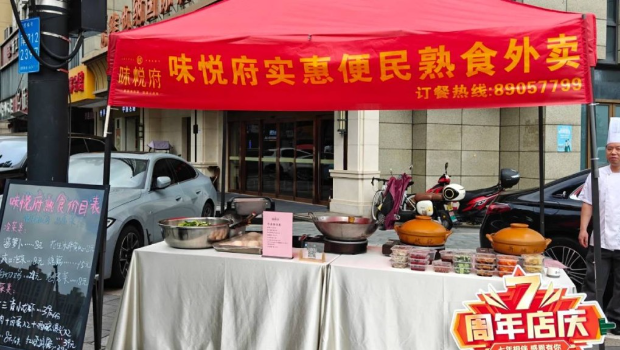 内地餐饮市场迎来不景气,许多中高档食肆也要在门外摆摊求生存。 内地餐饮市场迎来不景气,许多中高档食肆也要在门外摆摊求生存。