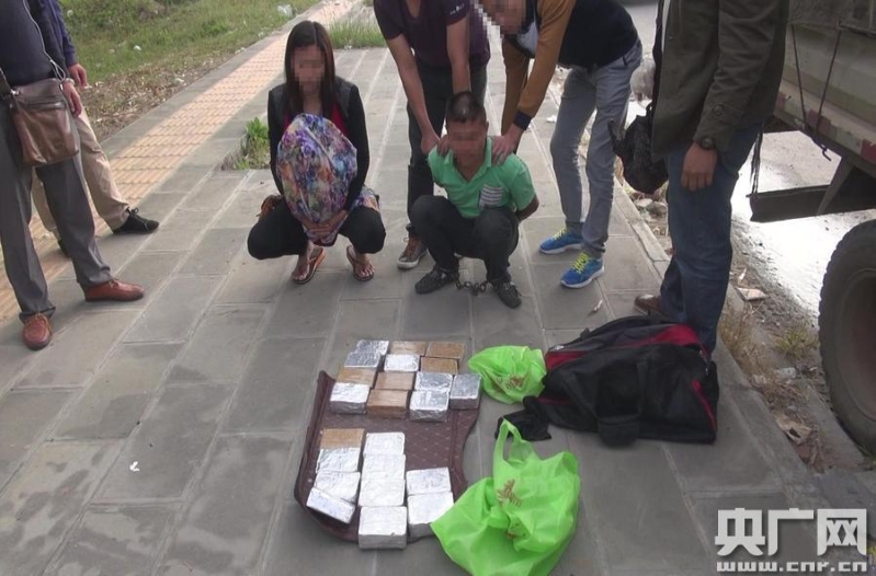 中国一向严厉打击贩毒。 中国一向严厉打击贩毒。