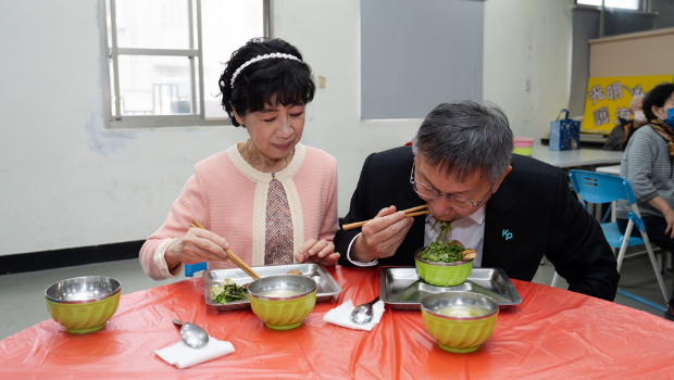 陈佩琪在脸书PO出他跟柯文哲以前共餐的照片 陈佩琪在脸书PO出他跟柯文哲以前共餐的照片