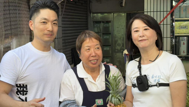 台北市长蒋万安6日一早陪国民党“立委”王鸿薇扫街反罢,有许多摊商送上凤梨、炸鸡、花束。 台北市长蒋万安6日一早陪国民党“立委”王鸿薇扫街反罢,有许多摊商送上凤梨、炸鸡、花束。