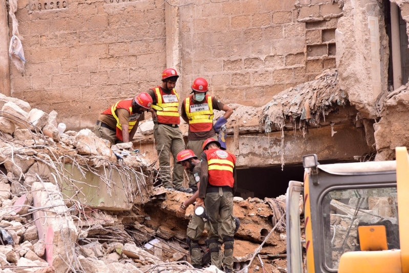 救援人员正搜索生还者。 救援人员正搜索生还者。