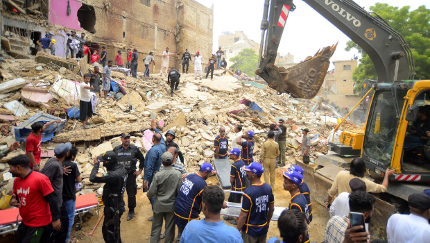 当局出动重型机械协助搜救。 当局出动重型机械协助搜救。