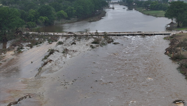 美国德州洪灾增至51死。 美国德州洪灾增至51死。