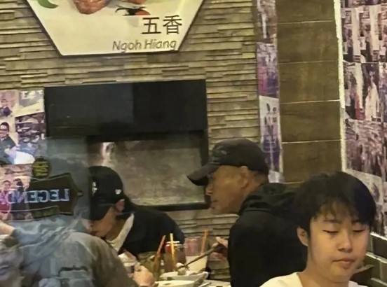 周润发面颊凹陷精神一般。 周润发面颊凹陷精神一般。