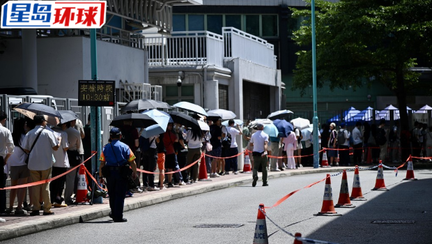 今早不少成功预约的市民,陆续抵达中环码头等待安检及上船。 今早不少成功预约的市民,陆续抵达中环码头等待安检及上船。