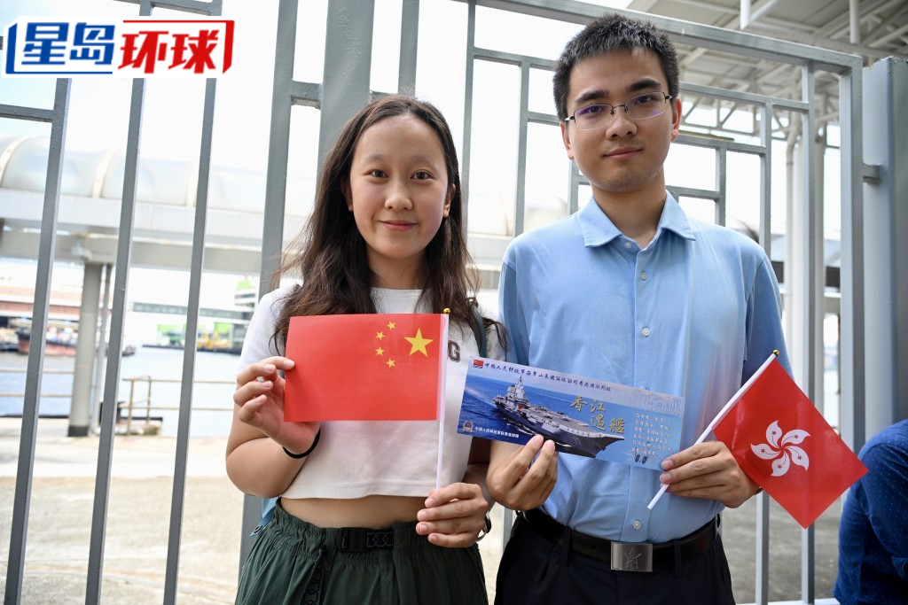 施小姐和男友等待上船参观。 施小姐和男友等待上船参观。