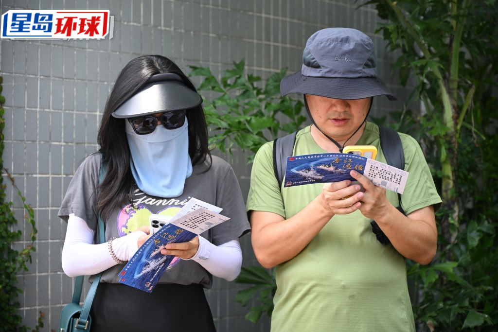 解放军海军山东舰航母编队继续访港行程,第二日开放予公众参观。 解放军海军山东舰航母编队继续访港行程,第二日开放予公众参观。