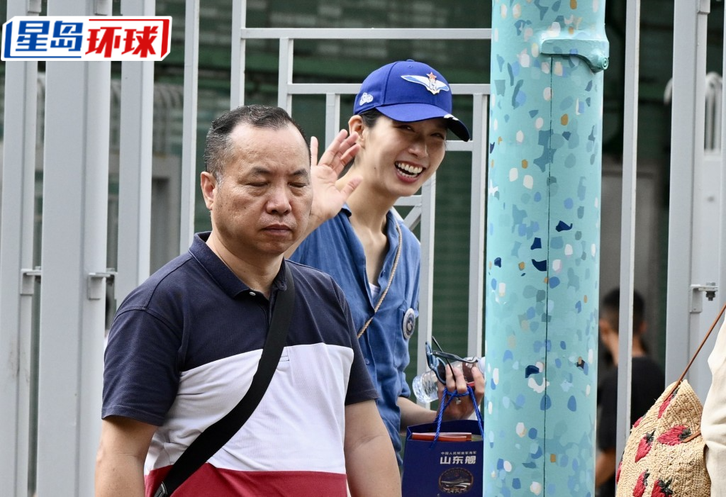 江旻憓(右)完成参观后离场,向传媒挥手。 江旻憓(右)完成参观后离场,向传媒挥手。