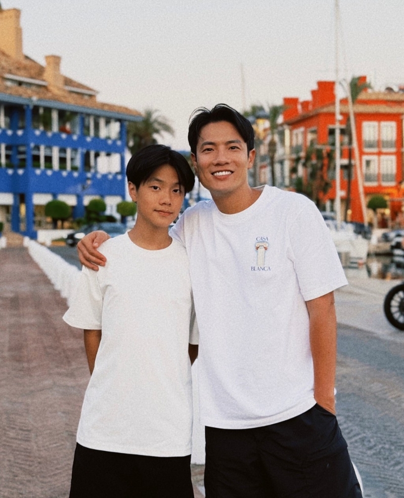 杨千嬅婚姻美满,她于2010年与丁子高结婚,儿子丁进诺(Torres)已经13岁。 杨千嬅婚姻美满,她于2010年与丁子高结婚,儿子丁进诺(Torres)已经13岁。