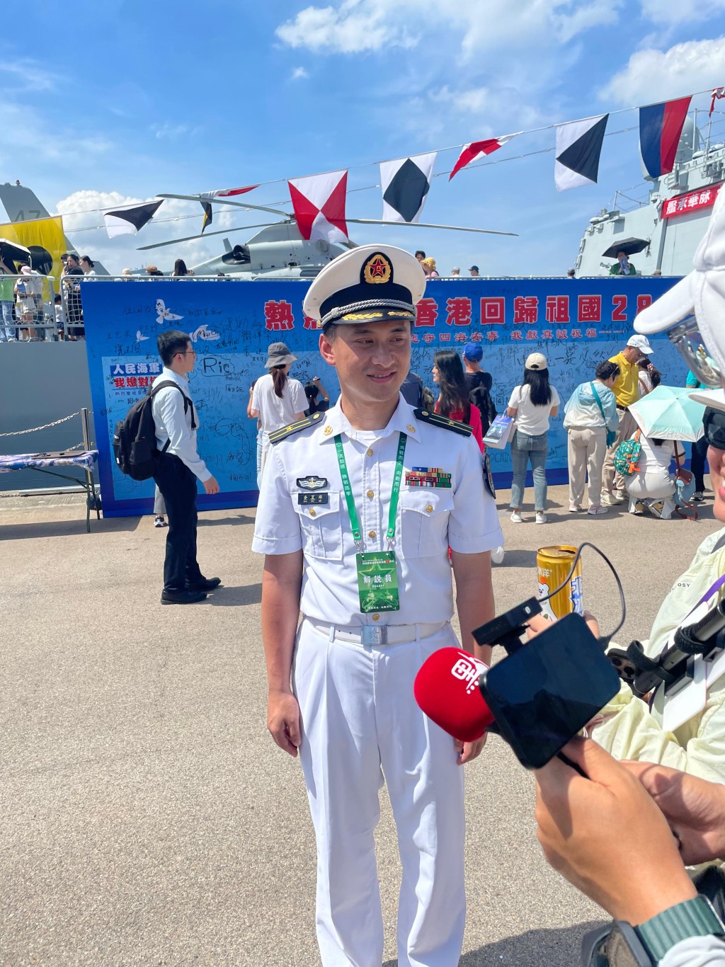 查夏玮少校表示,感受到香港市民的热情。 查夏玮少校表示,感受到香港市民的热情。