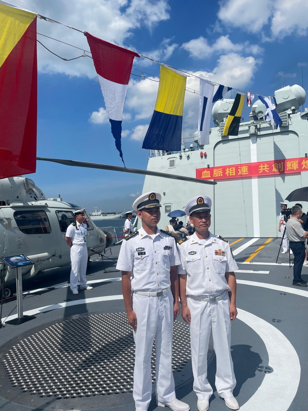 彭谦少校(左)及一级军事长程书容(右)。 彭谦少校(左)及一级军事长程书容(右)。