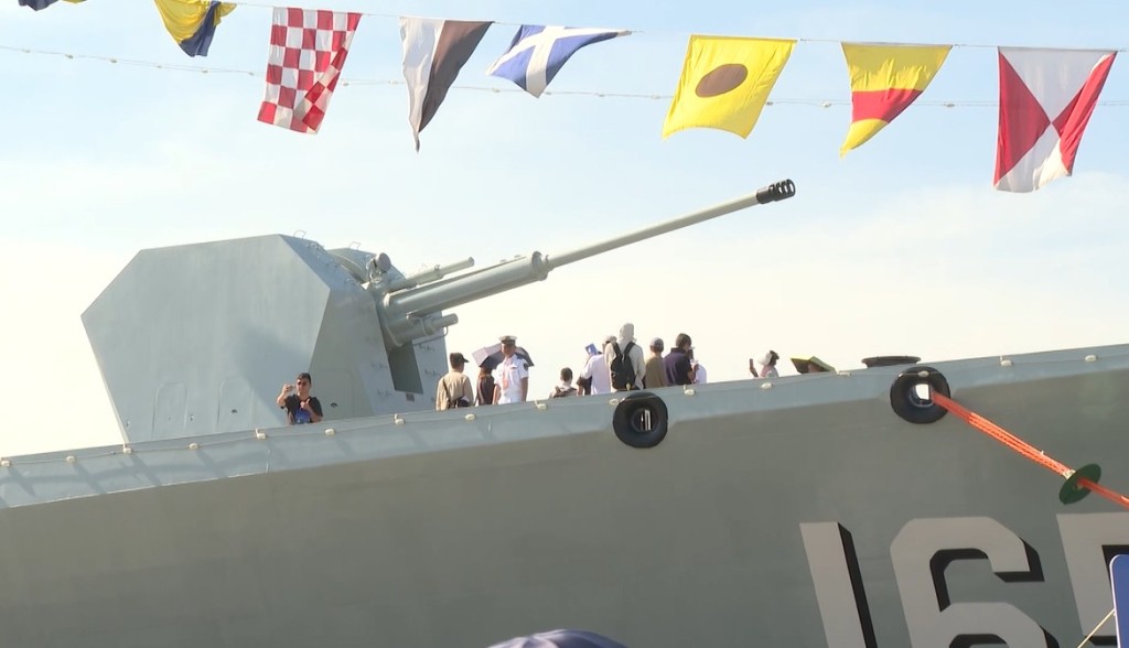 市民对舰上的武器装备最感兴趣。 市民对舰上的武器装备最感兴趣。