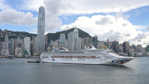 丽星邮轮旗下“领航星号”于今年6月至11月期间,以香港作母港,停靠在尖沙咀海运码头。 丽星邮轮旗下“领航星号”于今年6月至11月期间,以香港作母港,停靠在尖沙咀海运码头。