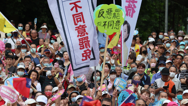 图为北北基“反恶罢团结大会”6月21日在台北荣星花园举行,参与民众挥舞标语并高呼口号,表达反对恶罢的立场。 图为北北基“反恶罢团结大会”6月21日在台北荣星花园举行,参与民众挥舞标语并高呼口号,表达反对恶罢的立场。