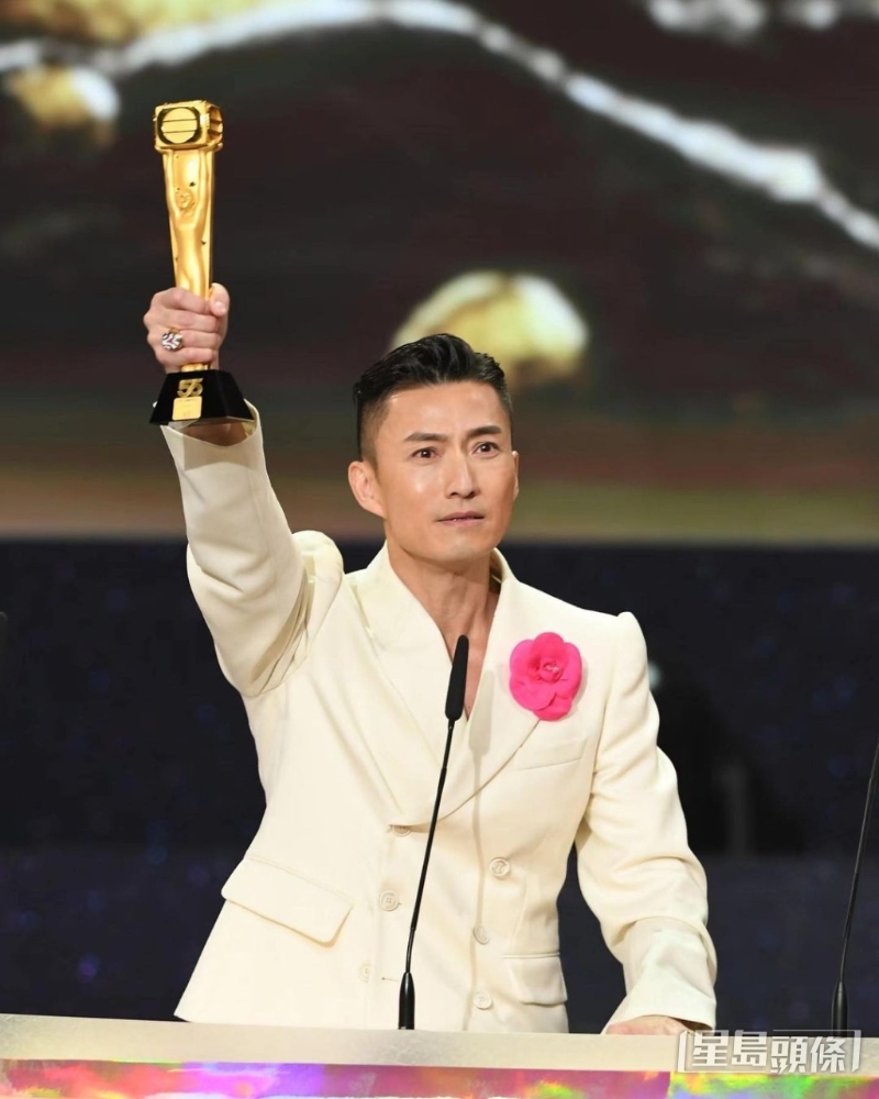 陈山聪《万千星辉颁奖典礼2022》凭剧集《金宵大厦2》获得“最佳男主角”奖。 陈山聪《万千星辉颁奖典礼2022》凭剧集《金宵大厦2》获得“最佳男主角”奖。