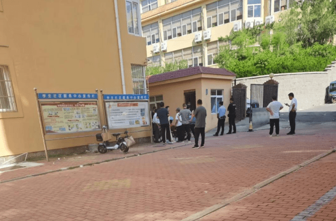 警察及工作人员正在现场处理。 警察及工作人员正在现场处理。