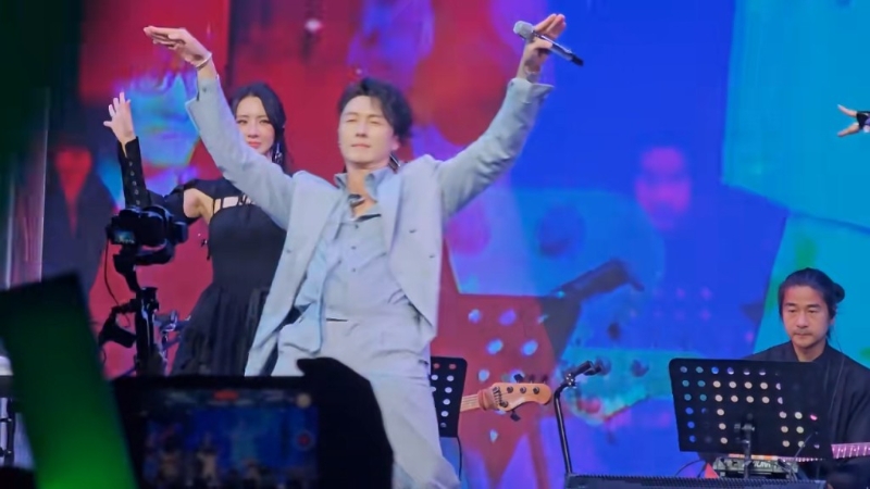 王浩信教菊梓乔跳《大展鸿图》。 王浩信教菊梓乔跳《大展鸿图》。