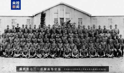 1943年6月25日,七三一部队高等官在本部大楼前合影 1943年6月25日,七三一部队高等官在本部大楼前合影