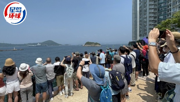 市民挥舞国旗欢送 市民挥舞国旗欢送