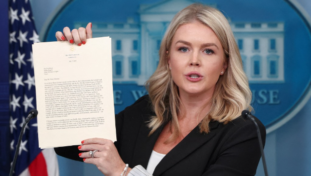 白宫发言人莱维特在记者会上展示美国总统特朗普致日本首相石破茂的信件。 白宫发言人莱维特在记者会上展示美国总统特朗普致日本首相石破茂的信件。