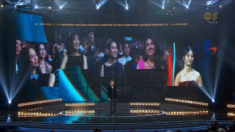 刘青云现身新加坡红星大奖,颁发最佳女主角奖座。 刘青云现身新加坡红星大奖,颁发最佳女主角奖座。