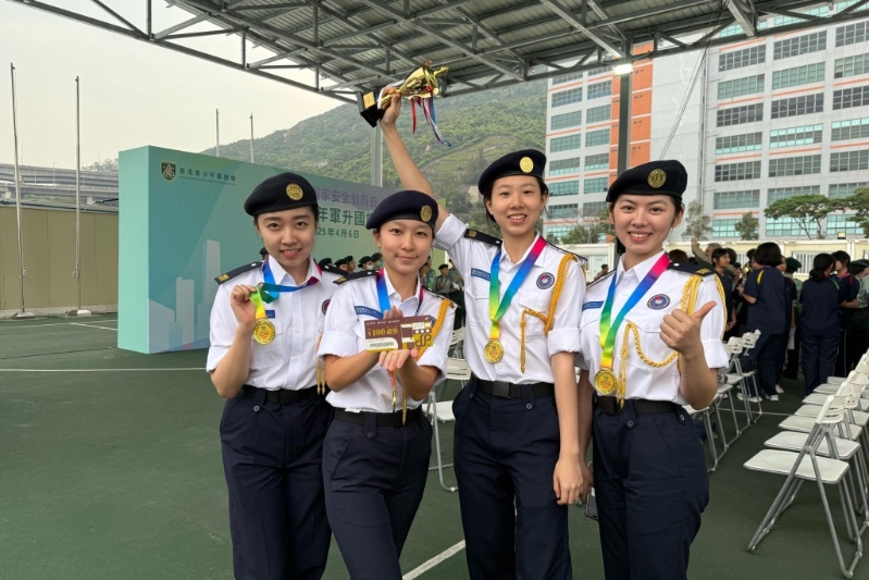刘维斯(右一)今年4月赢得“全民国家安全教育日香港青少年军升国旗比赛”大专及大学组冠军。 刘维斯(右一)今年4月赢得“全民国家安全教育日香港青少年军升国旗比赛”大专及大学组冠军。
