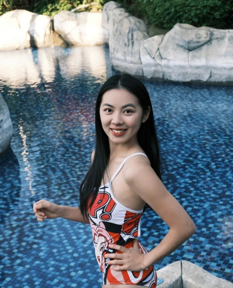 刘维斯早前在内地浸温泉拍下不少泳照 刘维斯早前在内地浸温泉拍下不少泳照