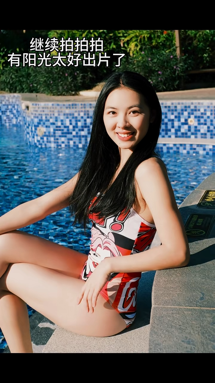 刘维斯早前在内地浸温泉拍下不少泳照。 刘维斯早前在内地浸温泉拍下不少泳照。