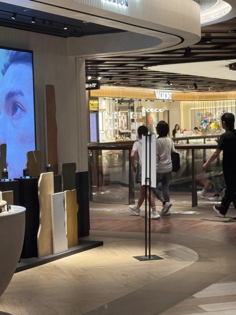 曾有网民在尖沙嘴一个商场偶遇黄贯中朱茵夫妇,带同女儿一齐行街,指他们好低调,不好意思打扰。 曾有网民在尖沙嘴一个商场偶遇黄贯中朱茵夫妇,带同女儿一齐行街,指他们好低调,不好意思打扰。