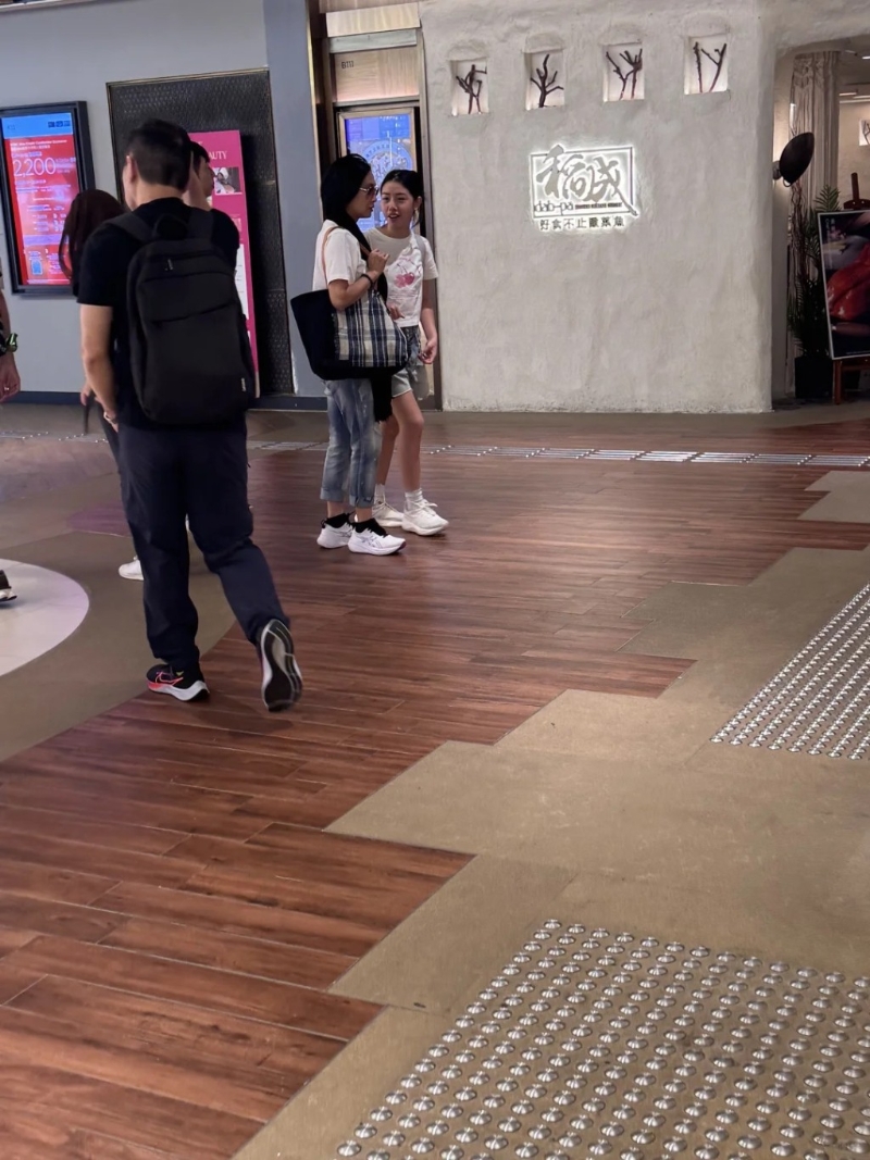 朱茵穿上简单的白Tee牛仔裤衬波鞋,但戴上太阳眼镜星味十足。 至于黄鶑的装扮也与妈咪衬到绝,但就换上牛仔短裤,扎起头发、背起背囊与朱茵并肩而行,两人走在前面有说有笑。 朱茵穿上简单的白Tee牛仔裤衬波鞋,但戴上太阳眼镜星味十足。 至于黄鶑的装扮也与妈咪衬到绝,但就换上牛仔短裤,扎起头发、背起背囊与朱茵并肩而行,两人走在前面有说有笑。