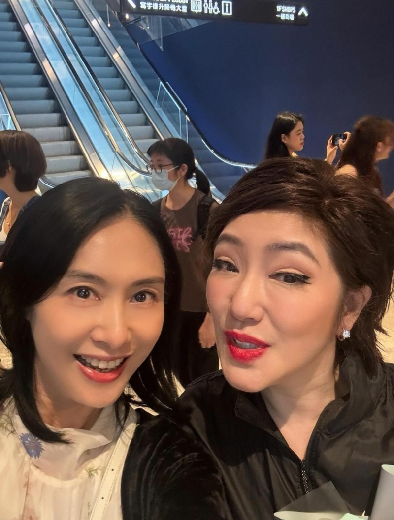 朱茵一家支持师姐舞台剧,近照依然索爆。 朱茵一家支持师姐舞台剧,近照依然索爆。