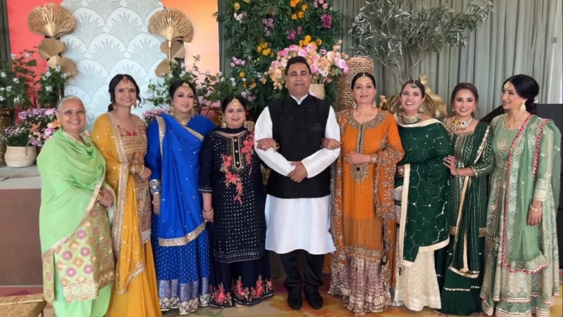 乔宝宝近日晒一拖八重女大合照。 乔宝宝近日晒一拖八重女大合照。