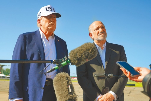 图为特朗普(左)当地时间6日在纽泽西州莫里斯敦与商务部长卢特尼克就关税谈判议题受访。(美联社) 图为特朗普(左)当地时间6日在纽泽西州莫里斯敦与商务部长卢特尼克就关税谈判议题受访。(美联社)