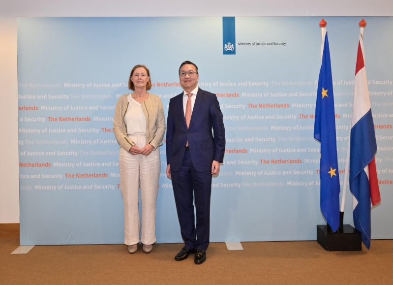 林定国(右)和荷兰司法与安全部秘书长Anneke Van Dijk(左)在会面前合照。 政府新闻处 林定国(右)和荷兰司法与安全部秘书长Anneke Van Dijk(左)在会面前合照。 政府新闻处