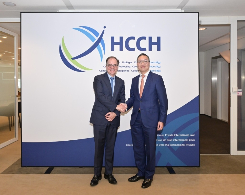 林定国(右)与海牙会议秘书长Christophe Bernasconi博士(左)在会面后合照。 政府新闻处 林定国(右)与海牙会议秘书长Christophe Bernasconi博士(左)在会面后合照。 政府新闻处