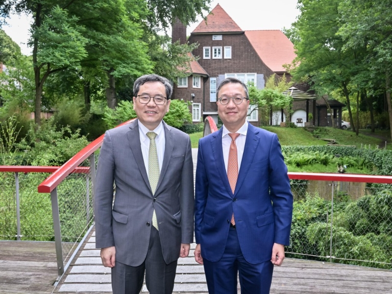 林定国(右)与谈践(左)在午餐前合照。 政府新闻处 林定国(右)与谈践(左)在午餐前合照。 政府新闻处