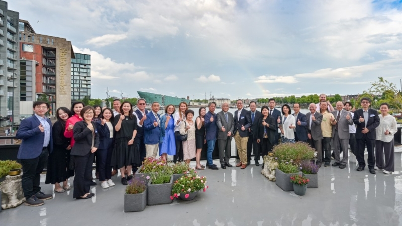 林定国(右十三)、律政司国际法律专员丁国荣博士(右二)和香港驻欧洲联盟特派代表翁佩雯(右十一)与在荷兰和卢森堡生活的香港人和华侨团体代表在晚宴后合照。 政府新闻处 林定国(右十三)、律政司国际法律专员丁国荣博士(右二)和香港驻欧洲联盟特派代表翁佩雯(右十一)与在荷兰和卢森堡生活的香港人和华侨团体代表在晚宴后合照。 政府新闻处