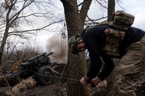 美国总统特朗普7日表示,应该对乌克兰提供更多防御性武器。 画面为3月乌军在哈尔科夫朝俄军阵地发射M101榴弹炮。美联社 美国总统特朗普7日表示,应该对乌克兰提供更多防御性武器。 画面为3月乌军在哈尔科夫朝俄军阵地发射M101榴弹炮。美联社