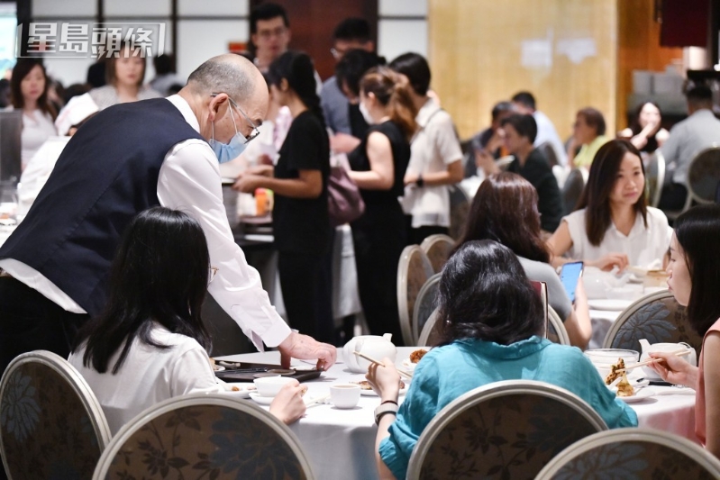 今日酒楼午市坐满茶客。 今日酒楼午市坐满茶客。