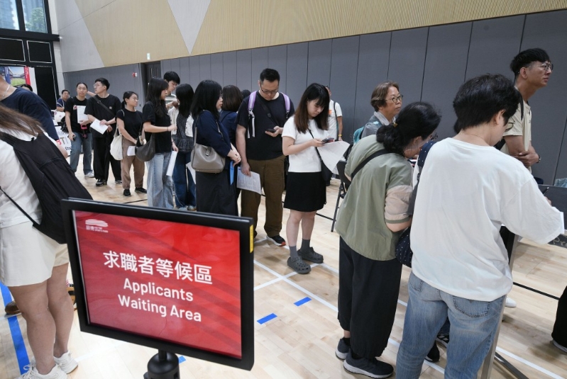 现场有招聘摊位,应徵者大排长龙。 现场有招聘摊位,应徵者大排长龙。