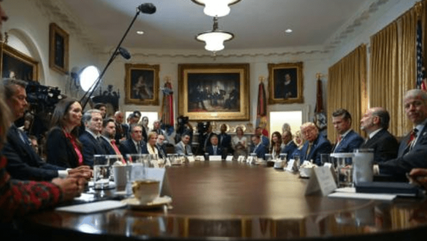 ▲美国总统特朗普在内阁会议上宣布,日内将公布对所有进口铜征收50%关税,但未明确说明新关税的具体生效时间。法新社 ▲美国总统特朗普在内阁会议上宣布,日内将公布对所有进口铜征收50%关税,但未明确说明新关税的具体生效时间。法新社