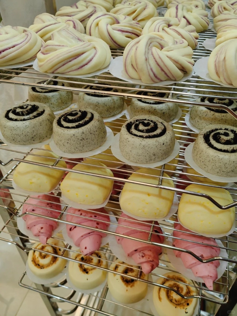 针对儿童的面食,常以鲜艳色彩和可爱造型作招徕。 针对儿童的面食,常以鲜艳色彩和可爱造型作招徕。