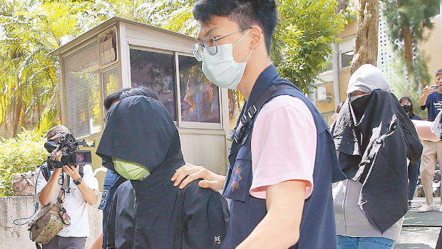 涉嫌恐吓京华城案检察官的周姓男子(左)及林姓女子(右)3日落网。 涉嫌恐吓京华城案检察官的周姓男子(左)及林姓女子(右)3日落网。