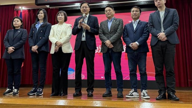 桃园市6席国民党“立委”全数将进行罢免投票。图为张善政与桃园6蓝委。 桃园市6席国民党“立委”全数将进行罢免投票。图为张善政与桃园6蓝委。