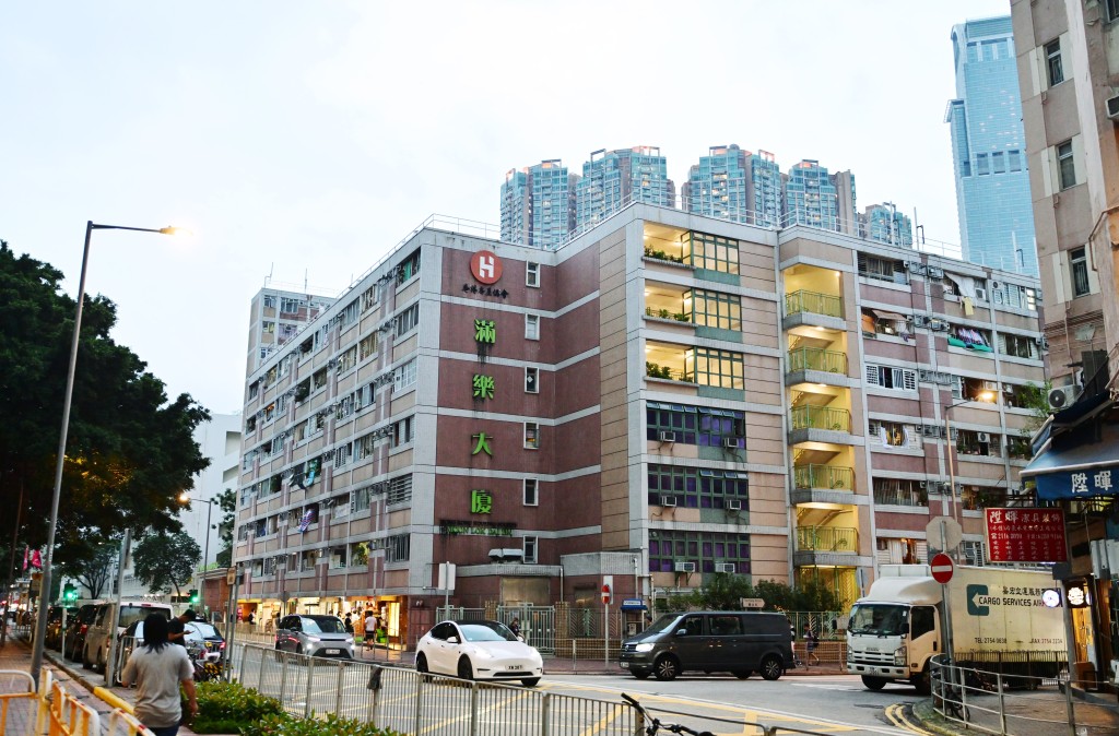 房协今年4月起已于各区屋邨举行100多场简介会,当中包括荃湾满乐大厦。 房协今年4月起已于各区屋邨举行100多场简介会,当中包括荃湾满乐大厦。