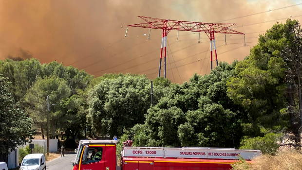 位于法国东南部的全国第二大城马赛郊区8日爆发野火,火势在强风助长之下已逼近马赛北郊。 位于法国东南部的全国第二大城马赛郊区8日爆发野火,火势在强风助长之下已逼近马赛北郊。