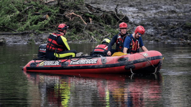 美国德州中部近日遭受毁灭性洪灾,州长阿博特周二(8日)表示,至少161人仍下落不明,较早前公布的40人失踪数字大幅增加。 美国德州中部近日遭受毁灭性洪灾,州长阿博特周二(8日)表示,至少161人仍下落不明,较早前公布的40人失踪数字大幅增加。