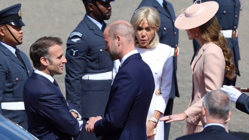 2025年7月8日,法国总统马克龙与夫人布丽吉特抵达英国国防部北霍特皇家空军基地(RAF Northolt),展开为期三天的国是访问,受到英国威廉王子与威尔斯王妃凯特迎接。 2025年7月8日,法国总统马克龙与夫人布丽吉特抵达英国国防部北霍特皇家空军基地(RAF Northolt),展开为期三天的国是访问,受到英国威廉王子与威尔斯王妃凯特迎接。